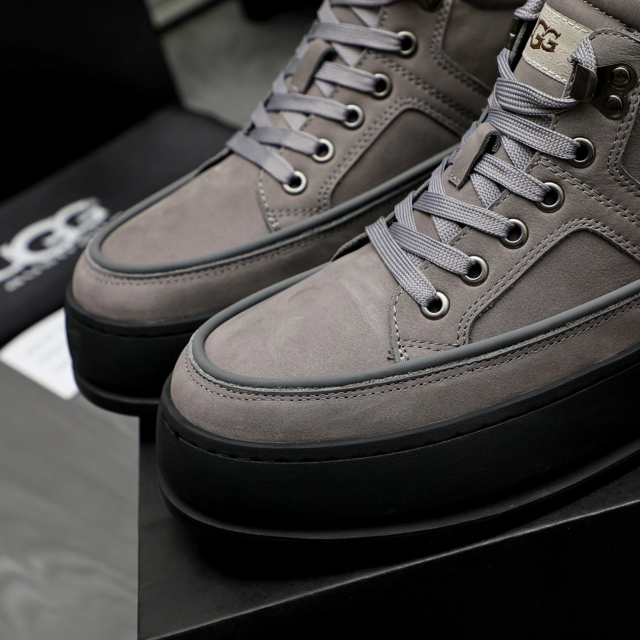 P620 Product trademark: "UGG" Gaobang men's shoes Regular size: 39-44 Product materials: Selected suede cowhide upper, wool lining, original outsole